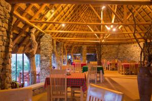 מסעדה או מקום אחר לאכול בו ב-Kidepo Savannah Lodge by NATURE LODGES LTD