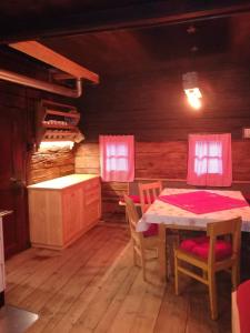 ein Esszimmer mit Tisch und Stühlen in der Unterkunft Almhütte Senfter in Innervillgraten + 27 Fotos