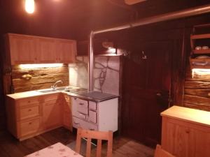 eine Küche mit weißem Herd und Spüle in der Unterkunft Almhütte Senfter in Innervillgraten