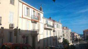 una fila de edificios blancos en una calle de la ciudad en Charmant 2 pièces Coeur de Cannes PA8, en Cannes