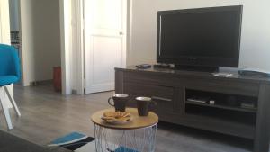 sala de estar con TV de pantalla plana y mesa de centro en Charmant 2 pièces Coeur de Cannes PA8, en Cannes