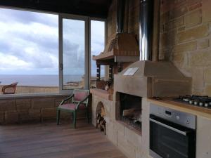 cocina con fogones y vistas al océano en Elafonisi Villa above the Beach, en Elafonisi