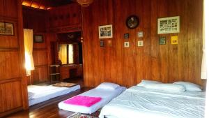 Tempat tidur dalam kamar di Oemah Kajoe Lembang