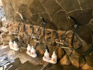 箱根月乃屋酒店的挂在墙上的一群漂白瓶 更多35张照片