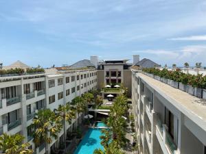 Una vista aérea de un edificio con piscina. en Stylish 2 Bedroom Penthouse Apt, Newly Refreshed, 50 Mbps, Pool, Gym, Resto, en Kuta