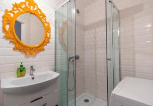 a bathroom with a sink and a shower with a mirror at Смарт-студия на Гагарина возле Бот сада in Dnipro