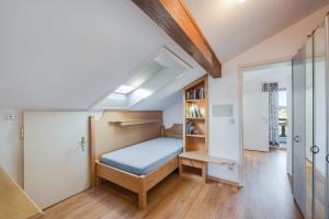 Säng eller sängar i ett rum på Alpenblick