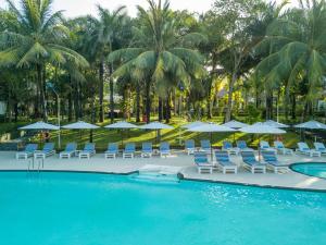 Bazén v ubytování L'Azure Resort and Spa nebo v jeho okolí
