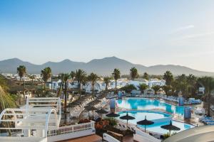 een uitzicht op het zwembad van een resort bij HL Paradise Island in Playa Blanca