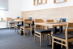 un groupe de tables et de chaises dans une pièce dans l'établissement Hotel zur Post, à Weilheim an der Teck