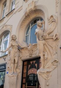 eine Statue von zwei Männern an der Seite eines Gebäudes in der Unterkunft Super Old Town in Prag