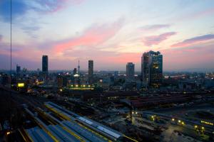 大阪Hotel Granvia Osaka-JR Hotel Group的夜晚的城市景观