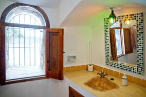 A bathroom at Cuevas el Torriblanco