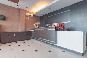 a kitchen with a counter with flowers on it at RedDoorz near Stadion Sanaman Mantikei in Palangkaraya