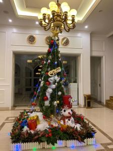 a christmas tree in the lobby of a building at PARADISE HOTEL in Tam Ðảo