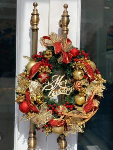 Una corona de Navidad en una puerta en PARADISE HOTEL en Tam Ðảo
