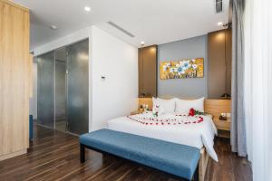 Giường trong phòng chung tại Magnolia Hotel