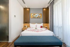 Giường trong phòng chung tại Magnolia Hotel