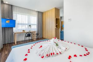 Giường trong phòng chung tại Magnolia Hotel