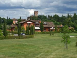 uma casa com um campo de golfe em frente em La Tavernetta Al Castello em Capriva del Friuli