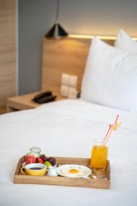 Giường trong phòng chung tại Magnolia Hotel