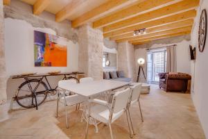 comedor con mesa blanca y sillas en Vintage Palma Palace Apartments TI, en Palma de Mallorca