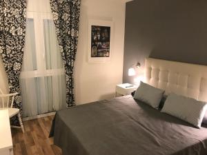 ein Schlafzimmer mit großem Bett und Fenster in der Unterkunft Mas Pinell Viu bé in Torroella de Montgrí