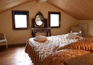 um quarto com uma cama grande e um espelho em Chalet Vecchio Rifugio - Monte Amiata em Castel del Piano
