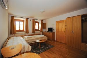 Vremski Britof的住宿－Apartments Janks，一间小卧室,配有两张床和一张桌子