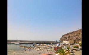 a beach with a bunch of boats in the water at Junonia Marítimo in Playa de Santiago