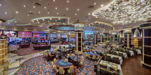 Merit Royal Premium Hotel Casino & SPA tesisinde bir restoran veya yemek mekanı