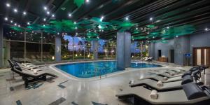 Merit Royal Premium Hotel Casino & SPA tesisinde veya buraya yakın yüzme havuzu