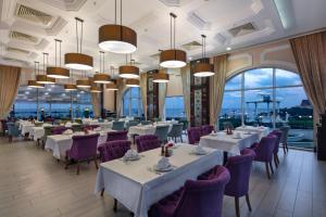 Merit Royal Premium Hotel Casino & SPA tesisinde bir restoran veya yemek mekanı