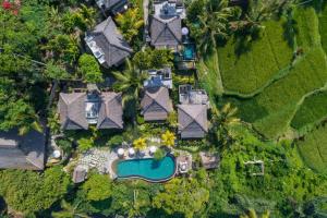 una vista aérea de una casa con piscina en Puri Gangga Resort Ubud en Tegalalang