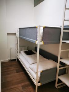 Pokój z łóżkiem piętrowym i 2 łóżkami piętrowymi w obiekcie Sissi Apartments w mieście Achau