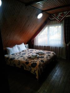 Кровать или кровати в номере Гостинний Двір