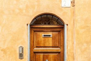 uma porta de madeira com um arco por cima em Navona Jacuzzi Rooms em Roma