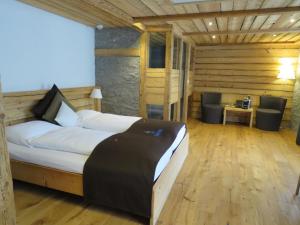 Hotel Crusch Alba Zernez 객실 침대