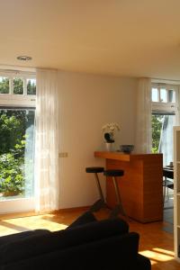 a living room with a couch and two windows at Weeze in Hau
