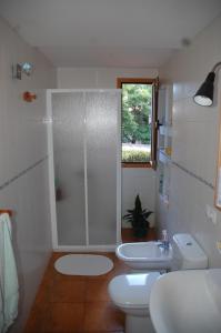 a bathroom with a shower and a toilet and a sink at Casa Rural Carmita in Vega de San Mateo