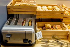 una panadería con muchos tipos diferentes de repostería en Hostemplo Sagrada Familia, en Barcelona