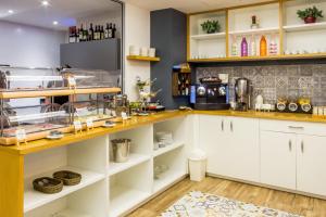 cocina con armarios blancos y encimera en Hostemplo Sagrada Familia, en Barcelona 32 fotos más