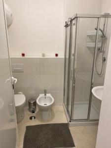 ein Badezimmer mit Dusche, Toilette und Waschbecken in der Unterkunft APARTAMENTS DEL SOLE in Bari
