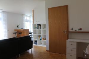 sala de estar con sofá y puerta de madera en Weeze en Bedburg Hau