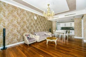 un soggiorno con divano e tavolo di Park Azure Deluxe Home 526 a Baku