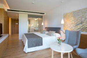 Cama ou camas em um quarto em Hipotels Playa de Palma Palace&Spa