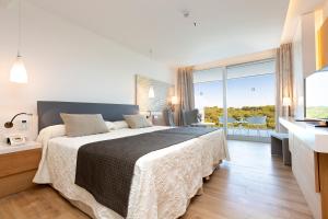 Cama ou camas em um quarto em Hipotels Playa de Palma Palace&Spa