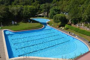 an overhead view of a large swimming pool at Angolo Paradiso - Lago di Como in Valbrona