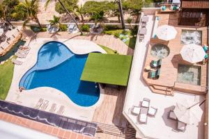 an overhead view of a pool with chairs and umbrellas at Crocobeach Hotel in Fortaleza