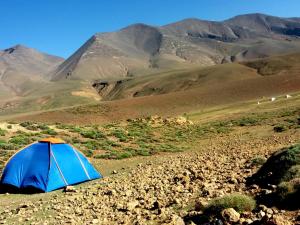 ein blaues und orangefarbenes Zelt inmitten eines Berges in der Unterkunft Gite Chez Brahim in Skoura